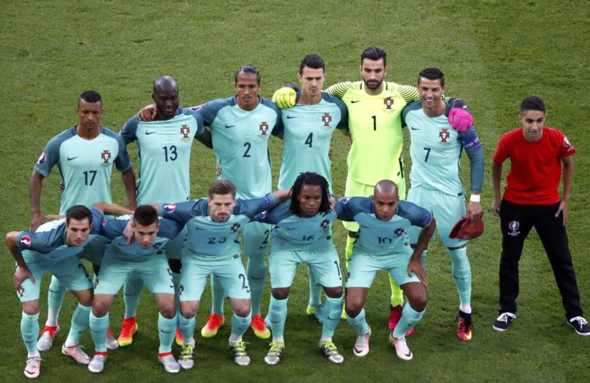 GALERIE FOTO Un fan al lui Cristiano Ronaldo, în poza de grup a portughezilor » Cum a reacționat starul Realului