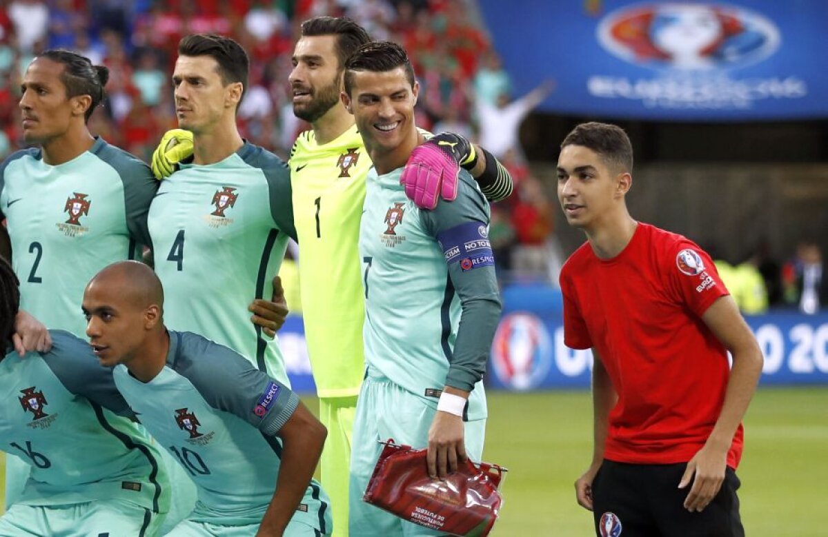 GALERIE FOTO Un fan al lui Cristiano Ronaldo, în poza de grup a portughezilor » Cum a reacționat starul Realului