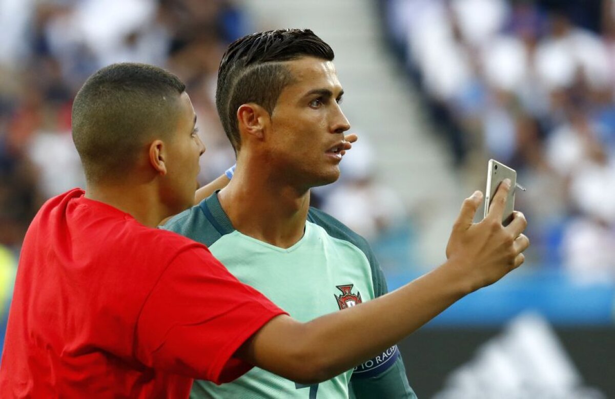 GALERIE FOTO Un fan al lui Cristiano Ronaldo, în poza de grup a portughezilor » Cum a reacționat starul Realului