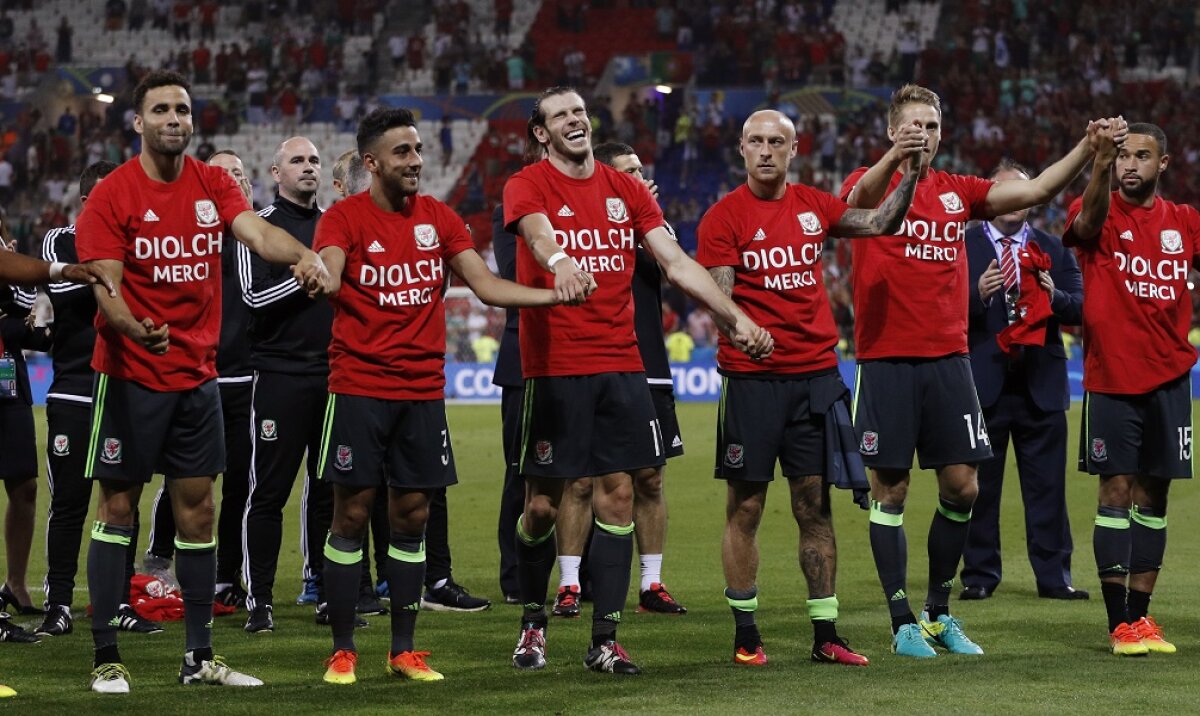 GALERIE FOTO Moment emoționant după finalul meciului Portugalia - Țara Galilor » Mesajul afișat de jucătorii galezi și cum au reacționat suporterii