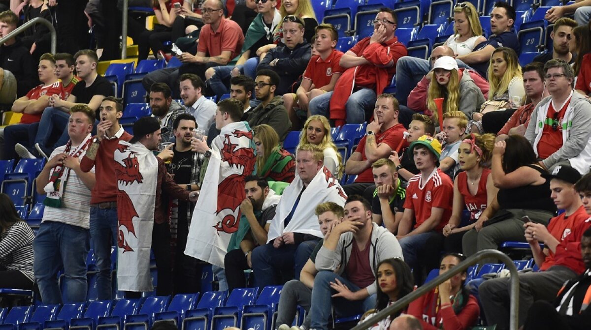 GALERIE FOTO Moment emoționant după finalul meciului Portugalia - Țara Galilor » Mesajul afișat de jucătorii galezi și cum au reacționat suporterii