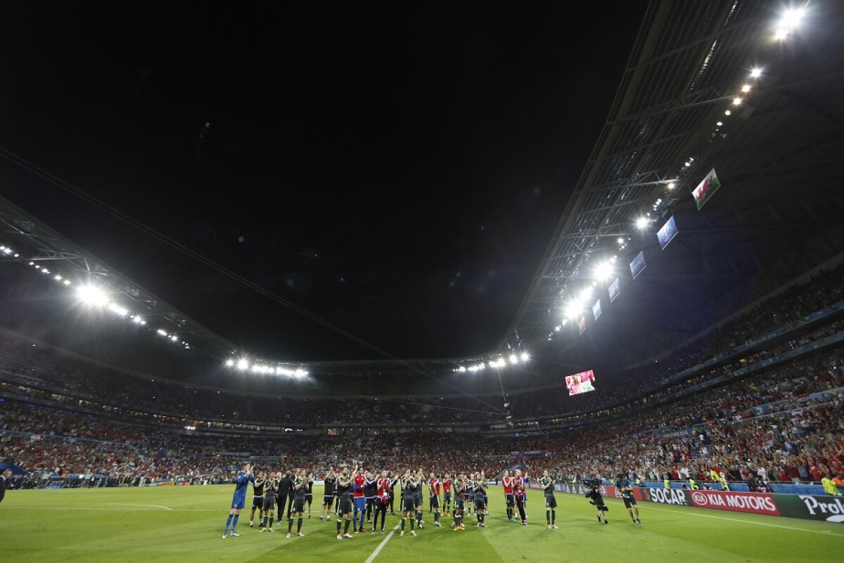 GALERIE FOTO Moment emoționant după finalul meciului Portugalia - Țara Galilor » Mesajul afișat de jucătorii galezi și cum au reacționat suporterii