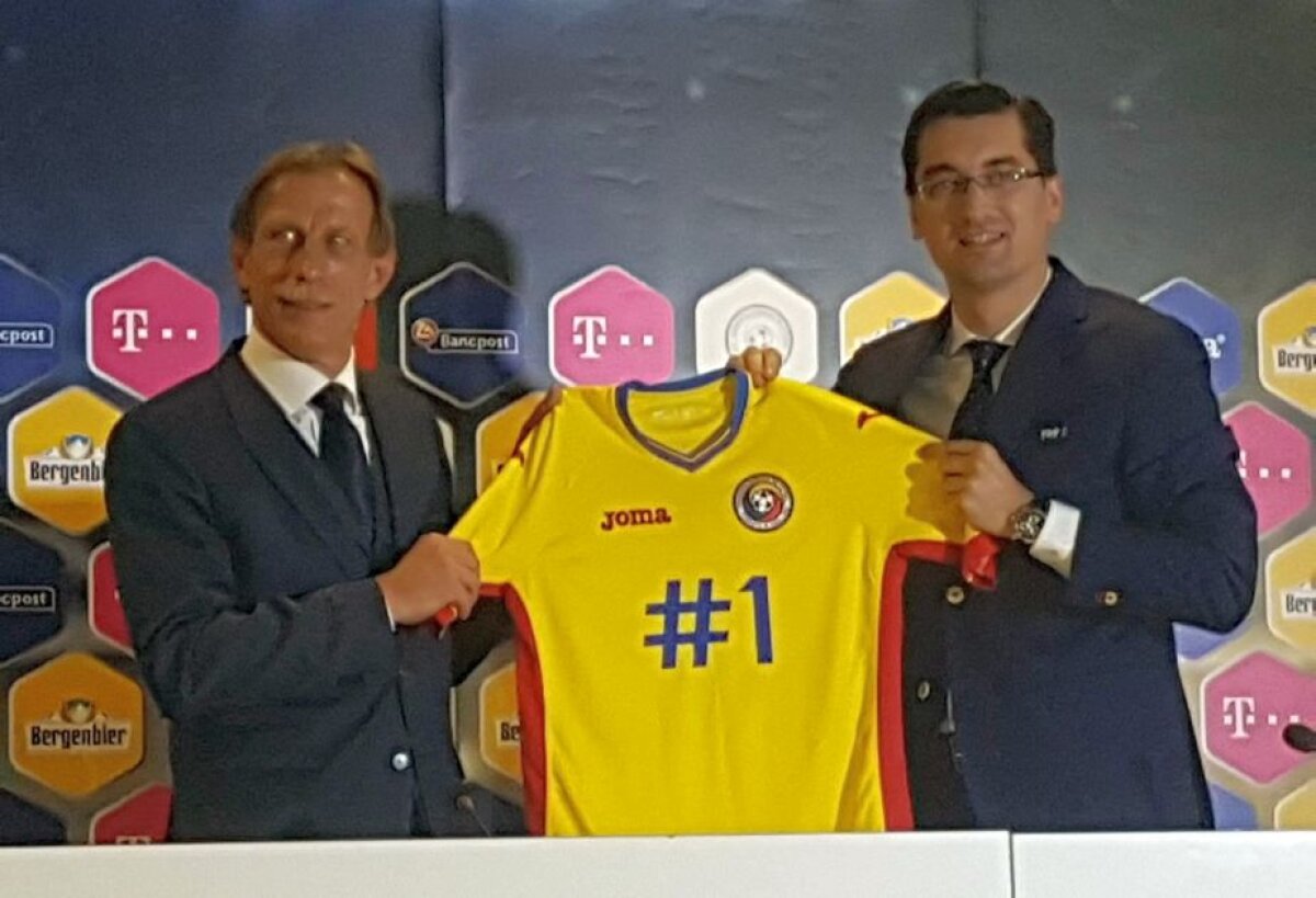 FOTO Christoph Daum a fost prezentat într-o conferință de presă » Spune că va învăța limba română și anunță naturalizări: "Ați văzut și în naționala Germaniei"