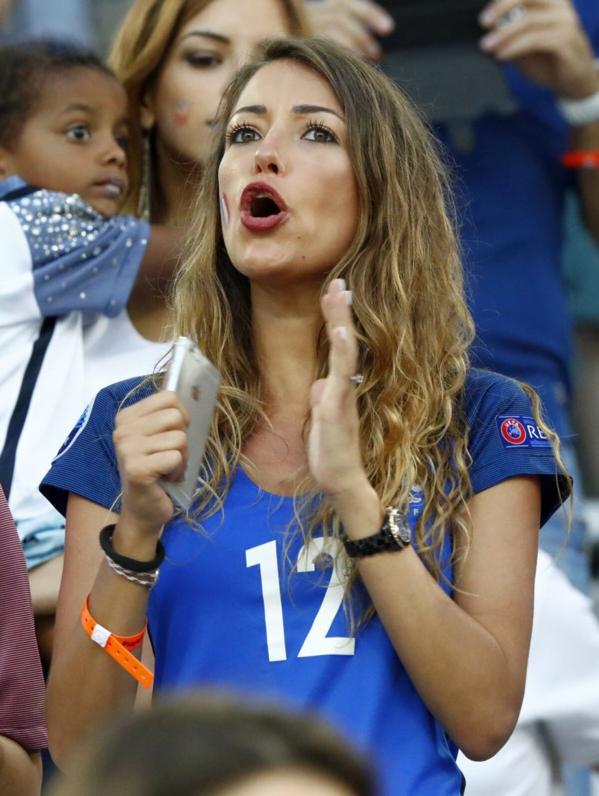 GALERIE FOTO Fetele frumoase și-au făcut apariția și la semifinala dintre Germania și Franța