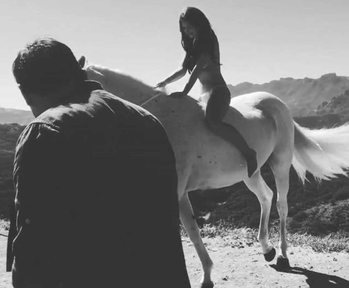 FOTO Emily Ratajkowski a imitat o personalitate istorică și a pozat nud pentru a susține drepturile femeilor