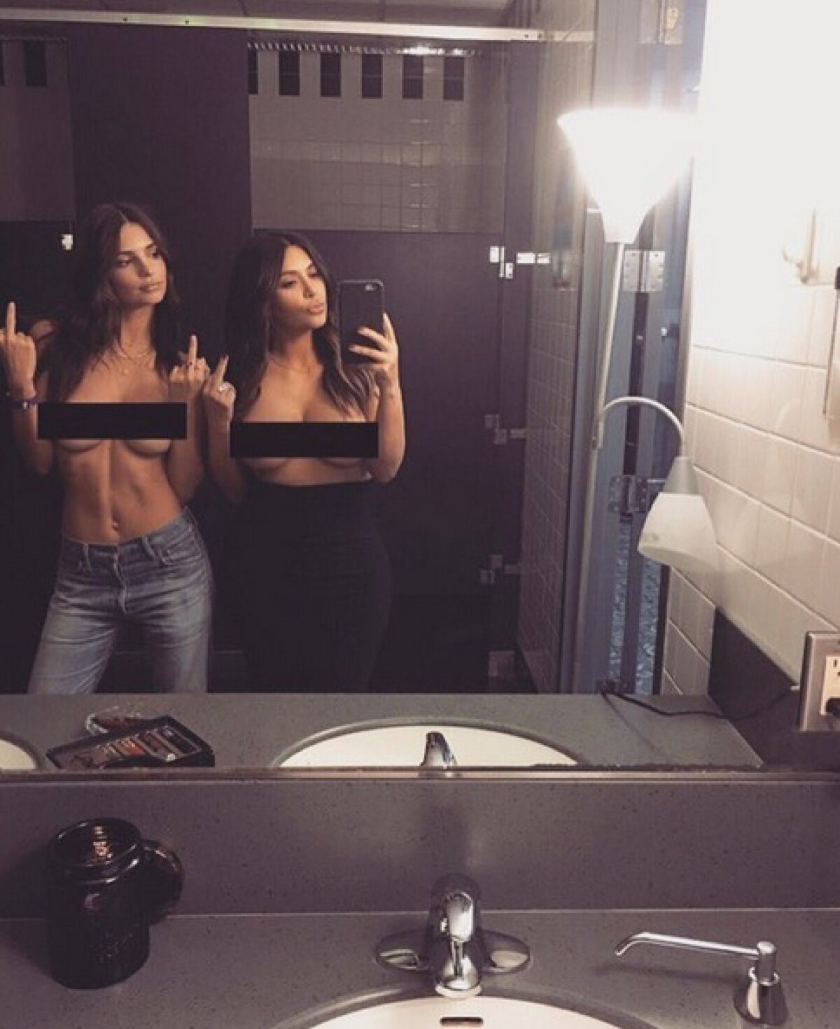 FOTO Emily Ratajkowski a imitat o personalitate istorică și a pozat nud pentru a susține drepturile femeilor