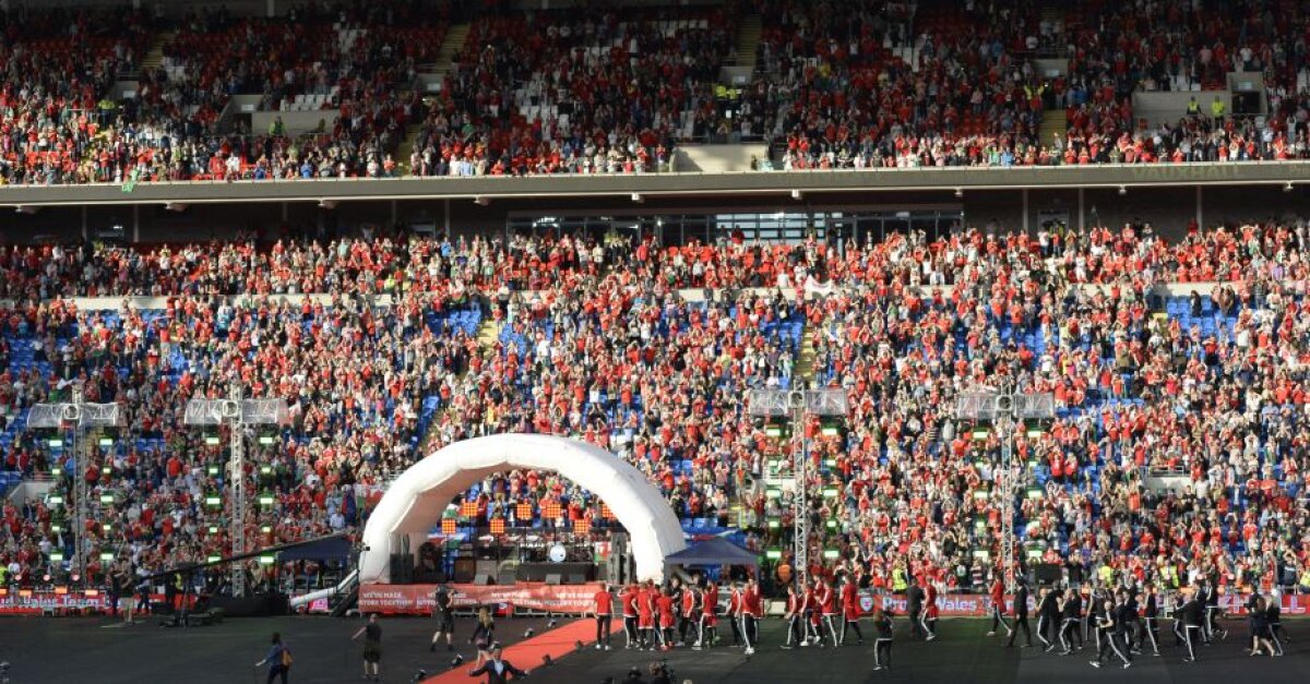 VIDEO + FOTO Nebunie la Cardiff » 200.000 de oameni au ieșit pe străzi pentru a-i întâmpina pe jucătorii Țării Galilor