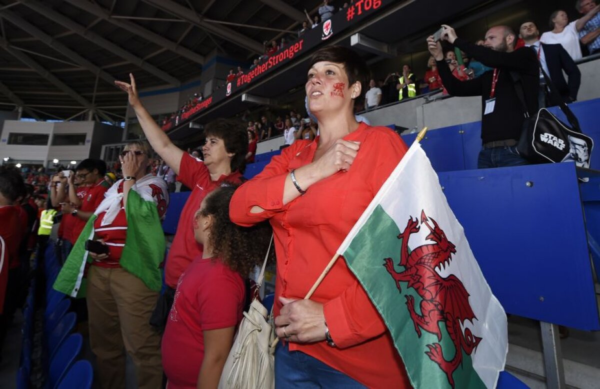 VIDEO + FOTO Nebunie la Cardiff » 200.000 de oameni au ieșit pe străzi pentru a-i întâmpina pe jucătorii Țării Galilor