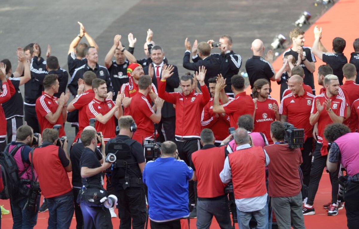 VIDEO + FOTO Nebunie la Cardiff » 200.000 de oameni au ieșit pe străzi pentru a-i întâmpina pe jucătorii Țării Galilor