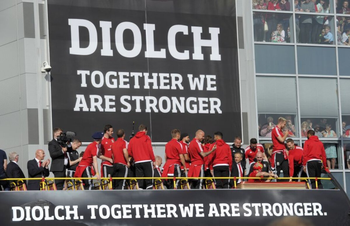 VIDEO + FOTO Nebunie la Cardiff » 200.000 de oameni au ieșit pe străzi pentru a-i întâmpina pe jucătorii Țării Galilor