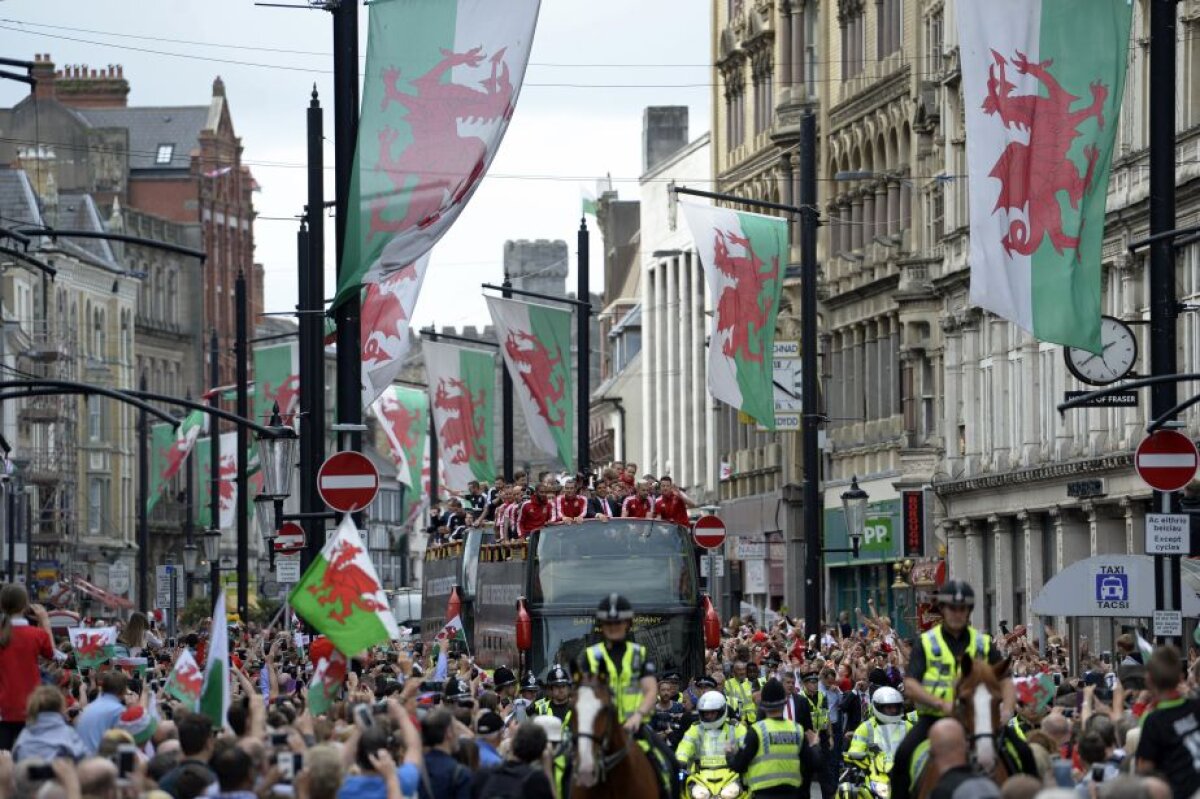 VIDEO + FOTO Nebunie la Cardiff » 200.000 de oameni au ieșit pe străzi pentru a-i întâmpina pe jucătorii Țării Galilor