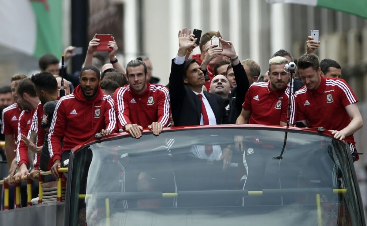 VIDEO + FOTO Nebunie la Cardiff » 200.000 de oameni au ieșit pe străzi pentru a-i întâmpina pe jucătorii Țării Galilor