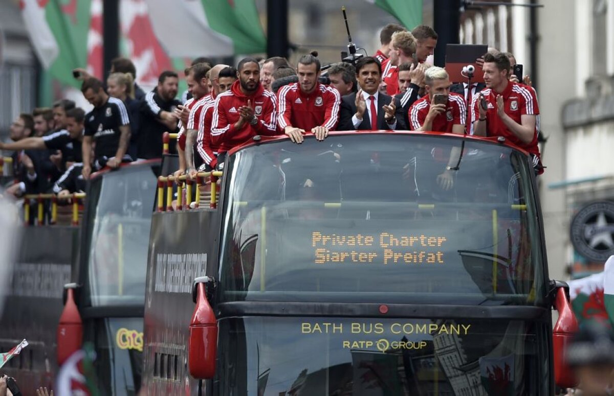 VIDEO + FOTO Nebunie la Cardiff » 200.000 de oameni au ieșit pe străzi pentru a-i întâmpina pe jucătorii Țării Galilor