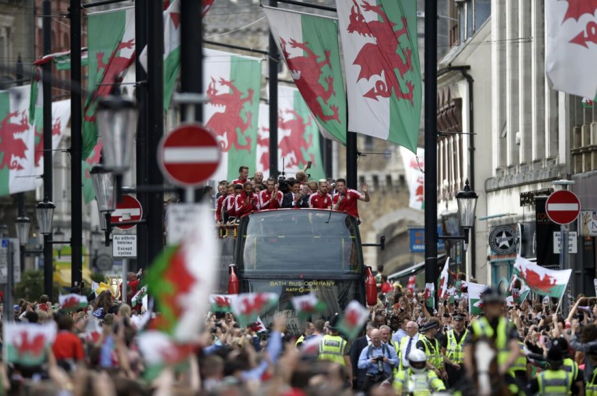 VIDEO + FOTO Nebunie la Cardiff » 200.000 de oameni au ieșit pe străzi pentru a-i întâmpina pe jucătorii Țării Galilor