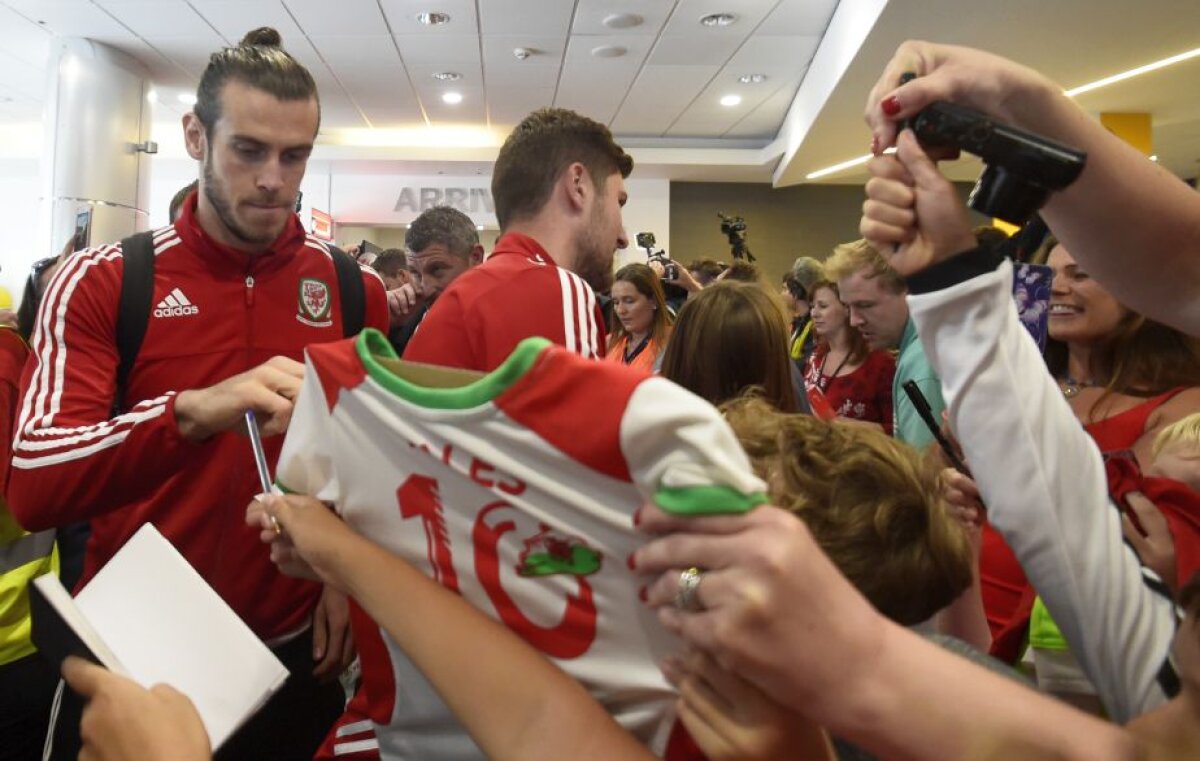 VIDEO + FOTO Nebunie la Cardiff » 200.000 de oameni au ieșit pe străzi pentru a-i întâmpina pe jucătorii Țării Galilor