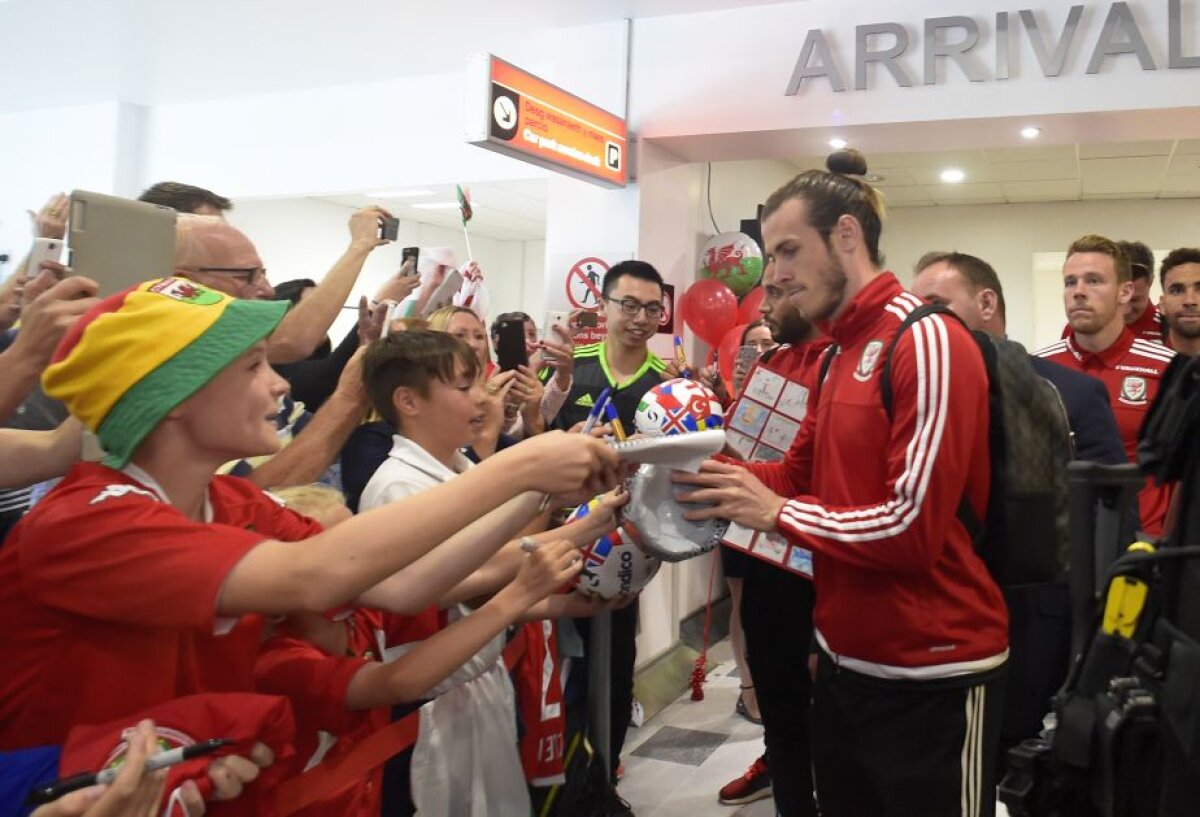 VIDEO + FOTO Nebunie la Cardiff » 200.000 de oameni au ieșit pe străzi pentru a-i întâmpina pe jucătorii Țării Galilor