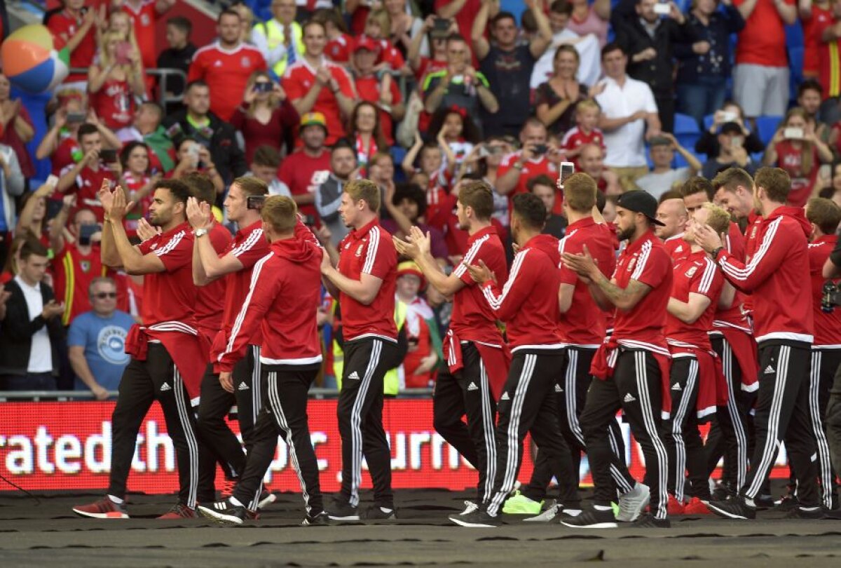 VIDEO + FOTO Nebunie la Cardiff » 200.000 de oameni au ieșit pe străzi pentru a-i întâmpina pe jucătorii Țării Galilor