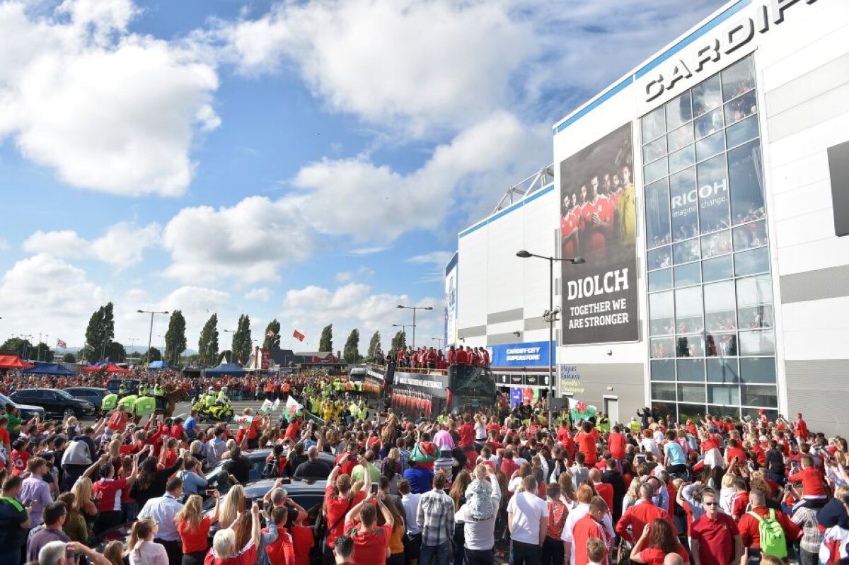 VIDEO + FOTO Nebunie la Cardiff » 200.000 de oameni au ieșit pe străzi pentru a-i întâmpina pe jucătorii Țării Galilor