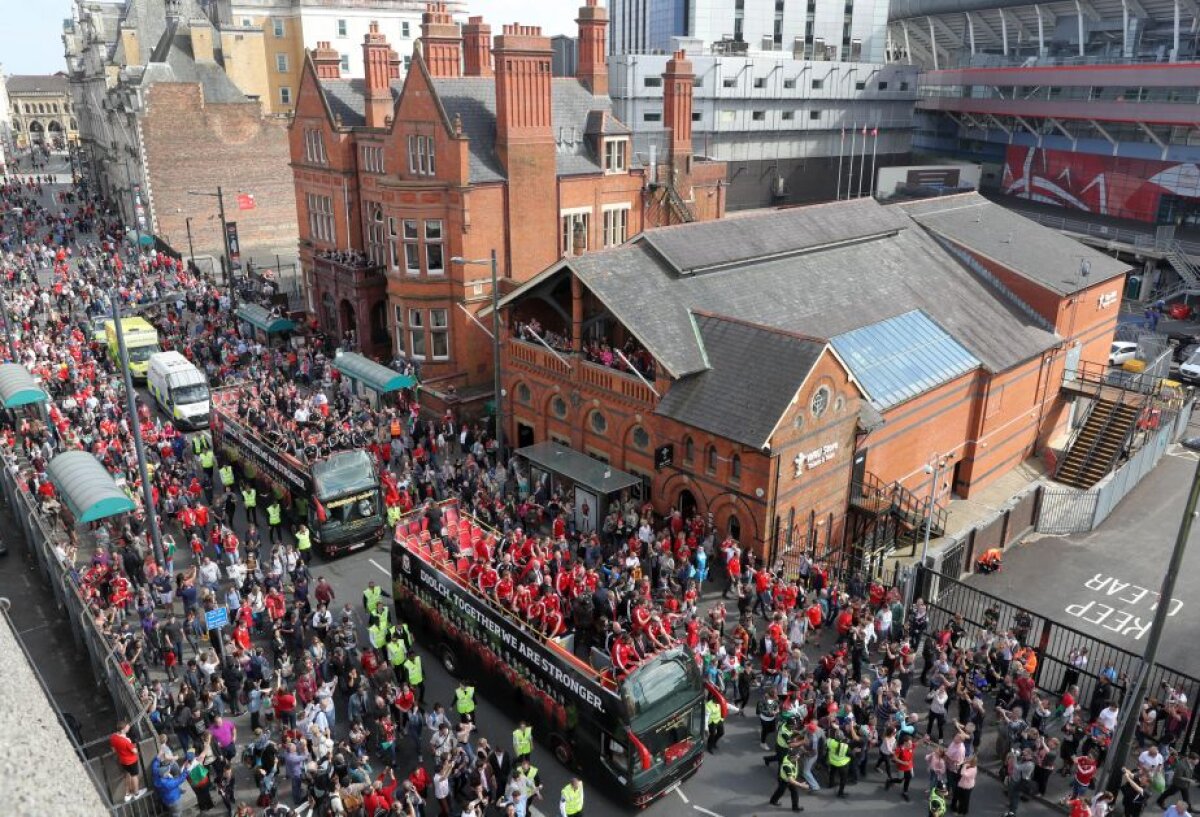 VIDEO + FOTO Nebunie la Cardiff » 200.000 de oameni au ieșit pe străzi pentru a-i întâmpina pe jucătorii Țării Galilor