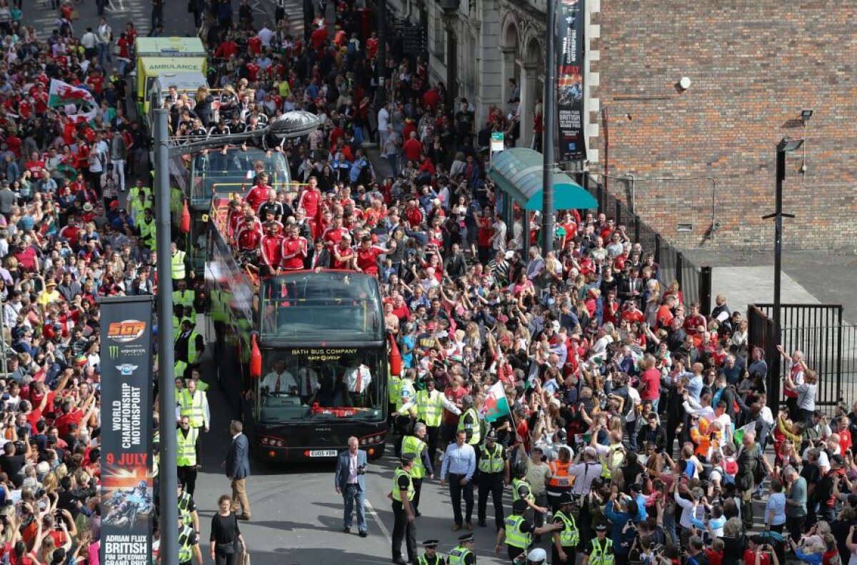 VIDEO + FOTO Nebunie la Cardiff » 200.000 de oameni au ieșit pe străzi pentru a-i întâmpina pe jucătorii Țării Galilor