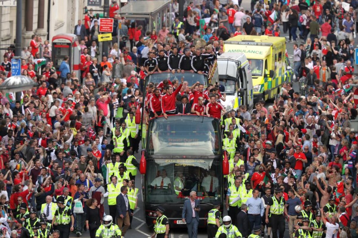 VIDEO + FOTO Nebunie la Cardiff » 200.000 de oameni au ieșit pe străzi pentru a-i întâmpina pe jucătorii Țării Galilor