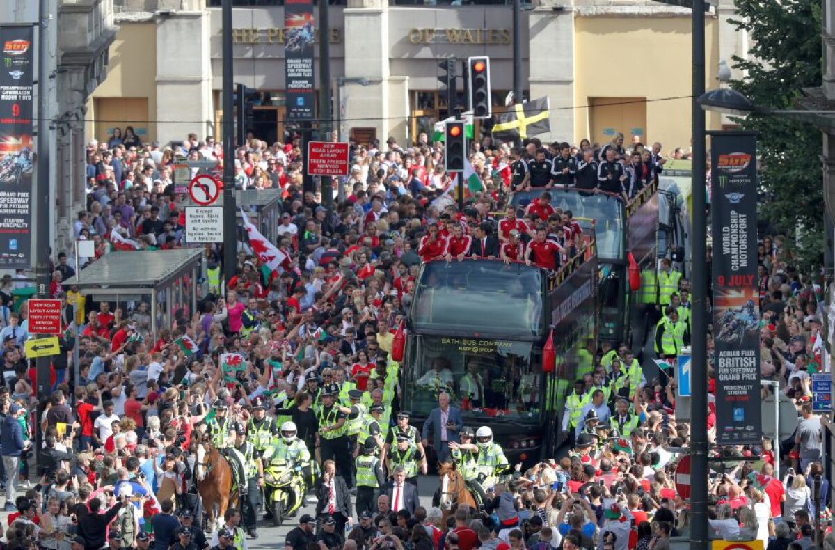 VIDEO + FOTO Nebunie la Cardiff » 200.000 de oameni au ieșit pe străzi pentru a-i întâmpina pe jucătorii Țării Galilor