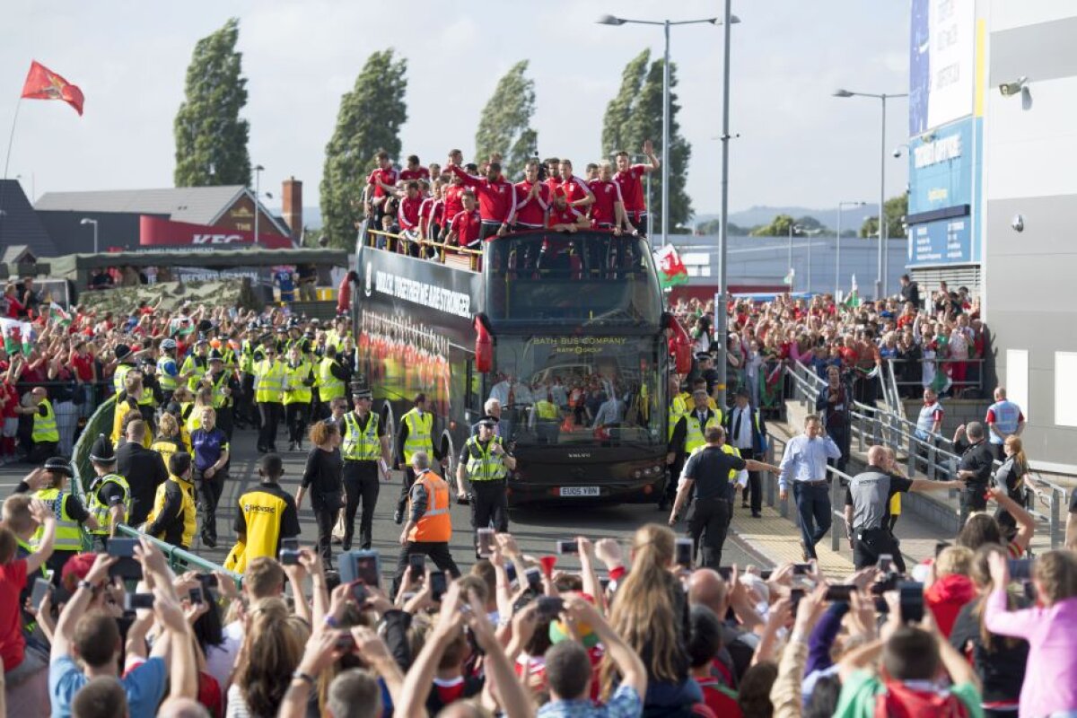 VIDEO + FOTO Nebunie la Cardiff » 200.000 de oameni au ieșit pe străzi pentru a-i întâmpina pe jucătorii Țării Galilor