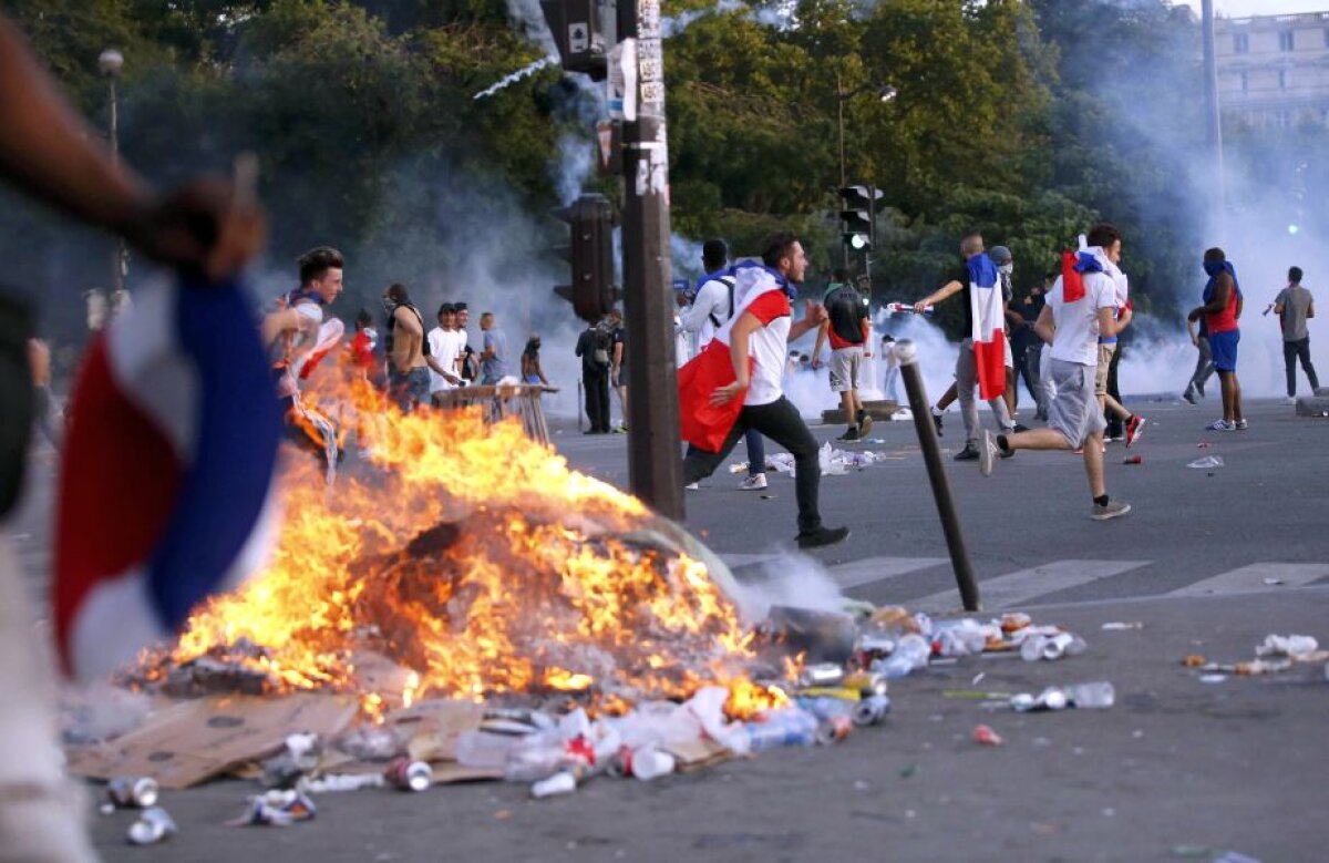 FOTO și VIDEO Incidente în apropierea fan-zone-ului de lângă Turnul Eiffel » Poliția a intervenit cu gaze lacrimogene