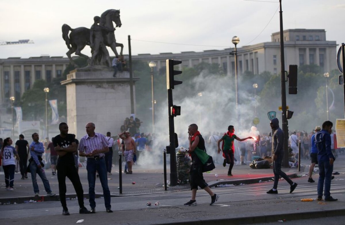 FOTO și VIDEO Incidente în apropierea fan-zone-ului de lângă Turnul Eiffel » Poliția a intervenit cu gaze lacrimogene