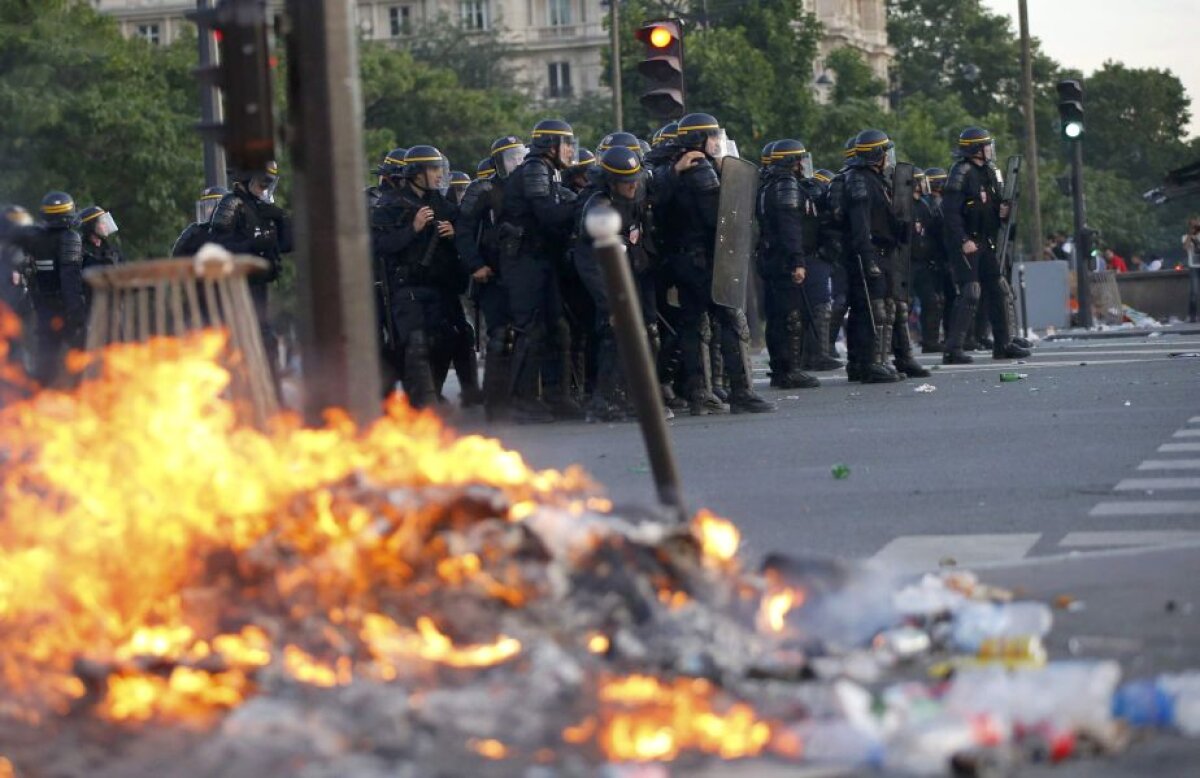 FOTO și VIDEO Incidente în apropierea fan-zone-ului de lângă Turnul Eiffel » Poliția a intervenit cu gaze lacrimogene