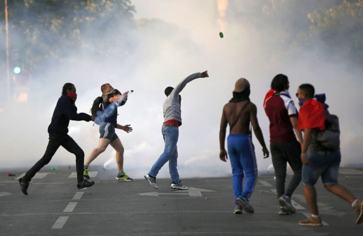 FOTO și VIDEO Incidente în apropierea fan-zone-ului de lângă Turnul Eiffel » Poliția a intervenit cu gaze lacrimogene