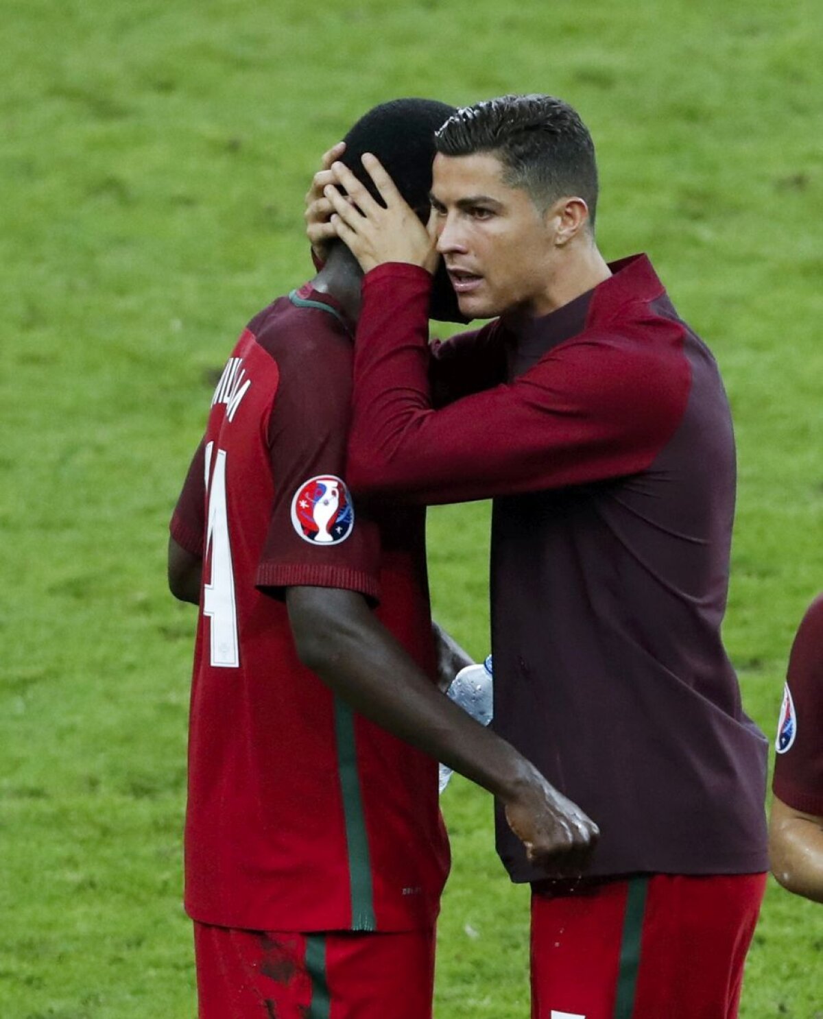 VIDEO + FOTO Un lider adevărat » Cristiano a oferit imagini memorabile de pe margine! 
