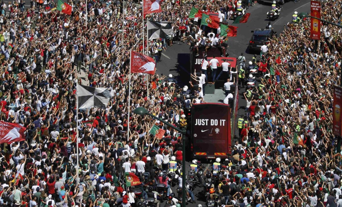 FOTO Festa do Portugal! Lusitanii au ajuns acasă cu trofeul și au dat startul la o mare sărbătoare națională