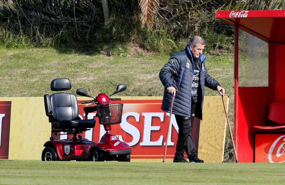 Tabarez riscă paralizia! Selecționerul Uruguayului suferă de sindromul Guillain-Barré, care îl obligă să se deplaseze în baston sau cu scuterul electric