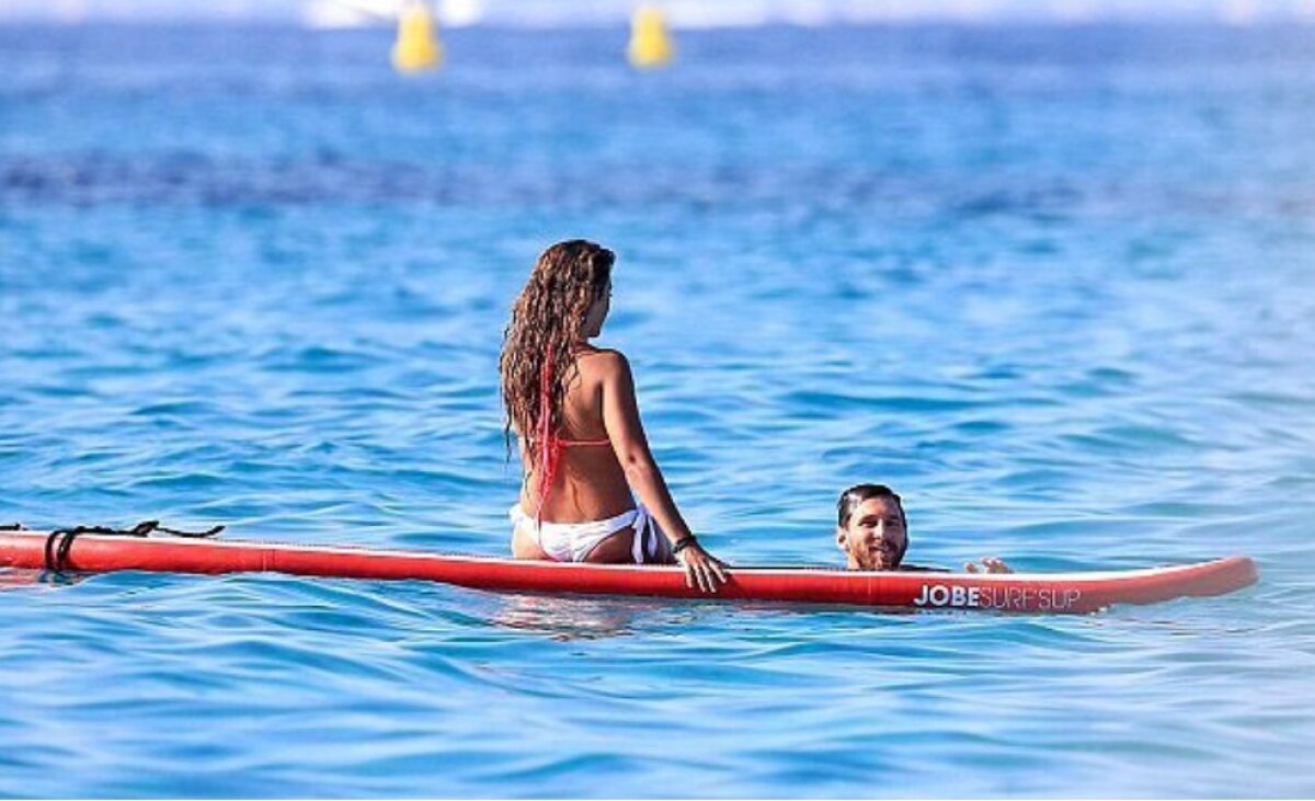 GALERIE FOTO Apariție incendiară a iubitei lui Messi » Antonella Roccuzzo a făcut senzație pe plajă în Ibiza