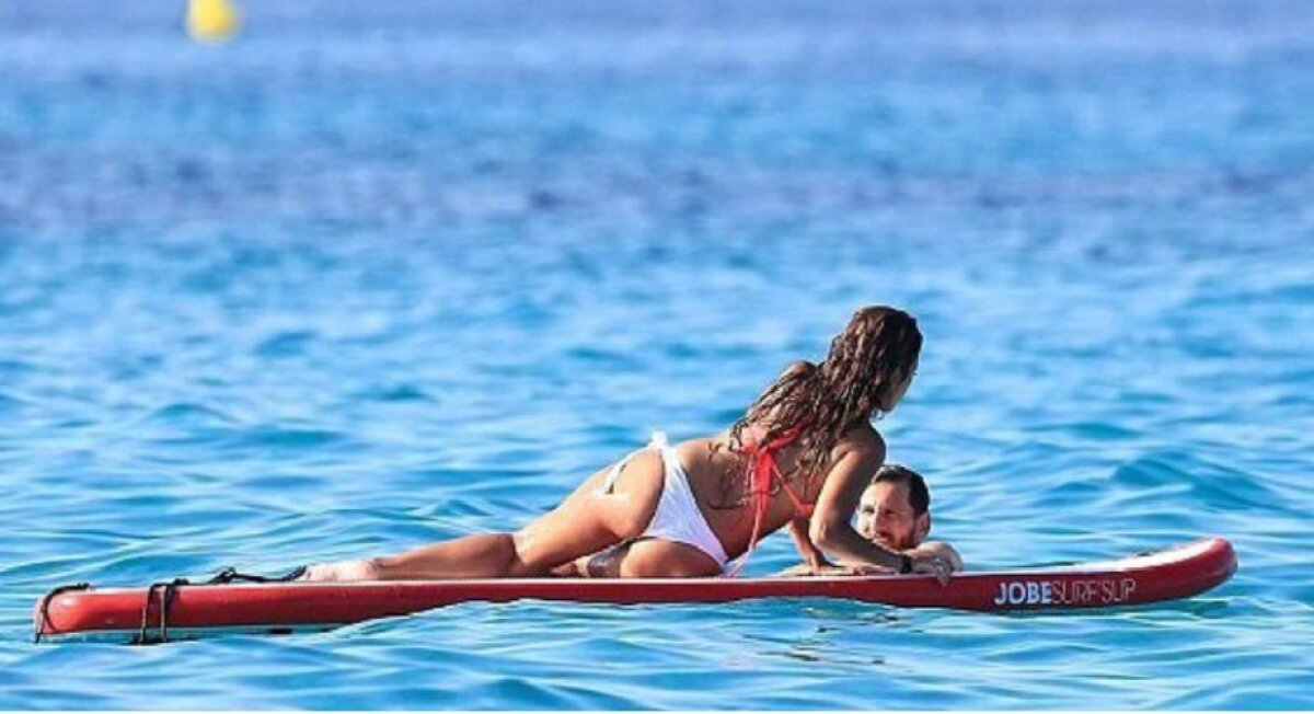 GALERIE FOTO Apariție incendiară a iubitei lui Messi » Antonella Roccuzzo a făcut senzație pe plajă în Ibiza