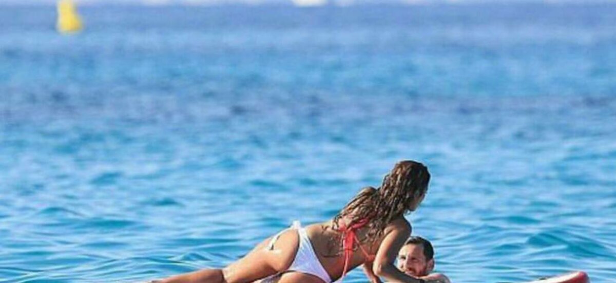 GALERIE FOTO Apariție incendiară a iubitei lui Messi » Antonella Roccuzzo a făcut senzație pe plajă în Ibiza