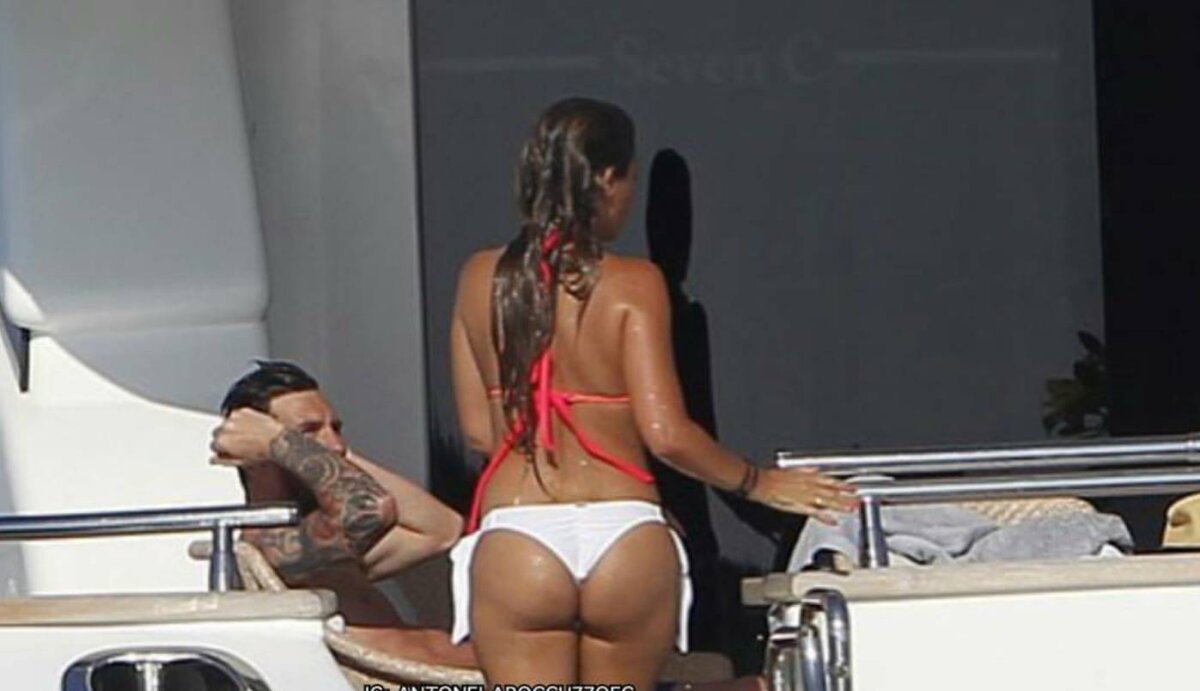 GALERIE FOTO Apariție incendiară a iubitei lui Messi » Antonella Roccuzzo a făcut senzație pe plajă în Ibiza