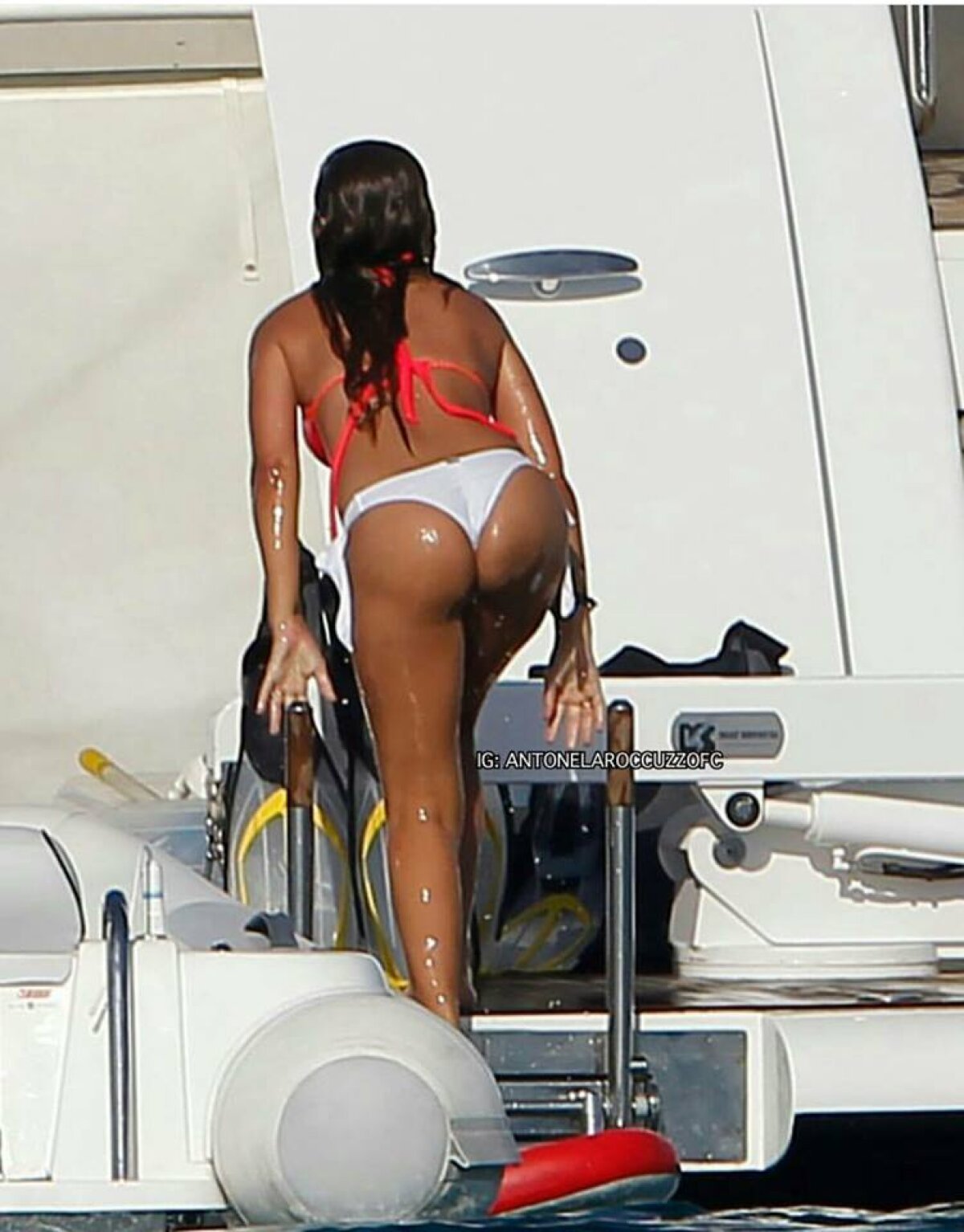 GALERIE FOTO Apariție incendiară a iubitei lui Messi » Antonella Roccuzzo a făcut senzație pe plajă în Ibiza