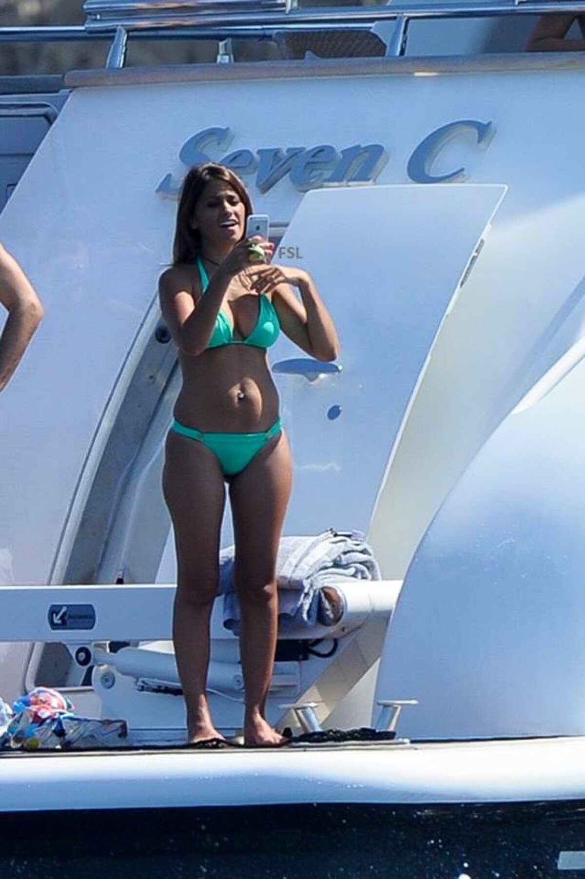 GALERIE FOTO Apariție incendiară a iubitei lui Messi » Antonella Roccuzzo a făcut senzație pe plajă în Ibiza