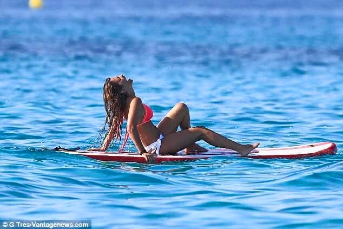 GALERIE FOTO Apariție incendiară a iubitei lui Messi » Antonella Roccuzzo a făcut senzație pe plajă în Ibiza