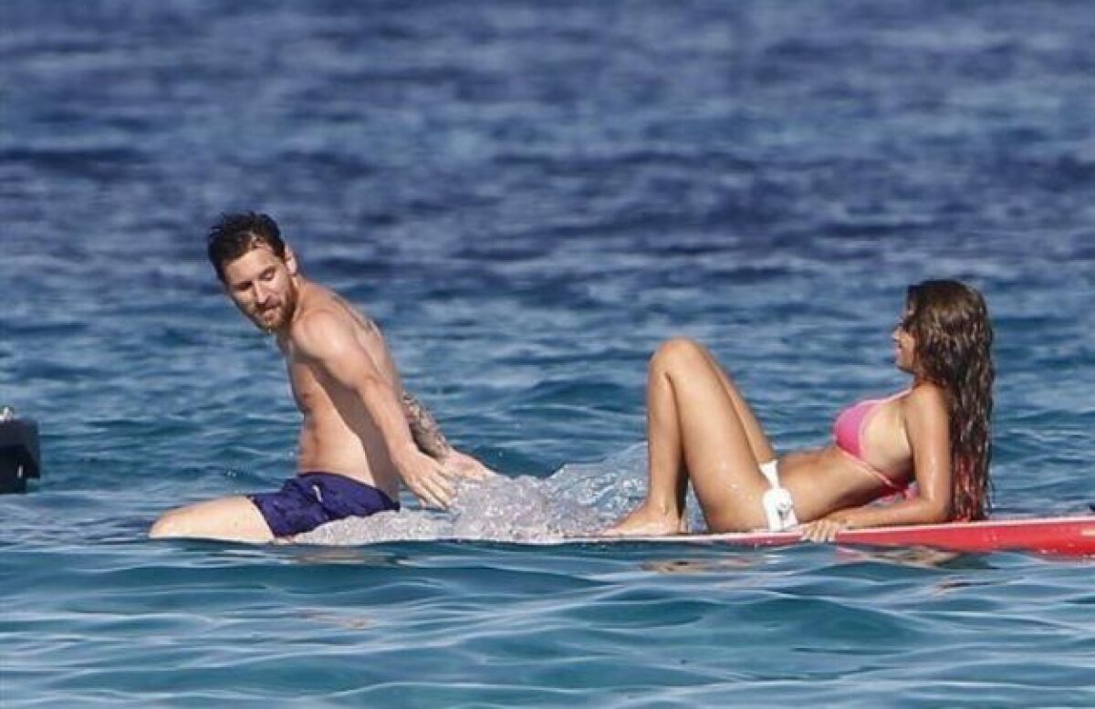 GALERIE FOTO Apariție incendiară a iubitei lui Messi » Antonella Roccuzzo a făcut senzație pe plajă în Ibiza