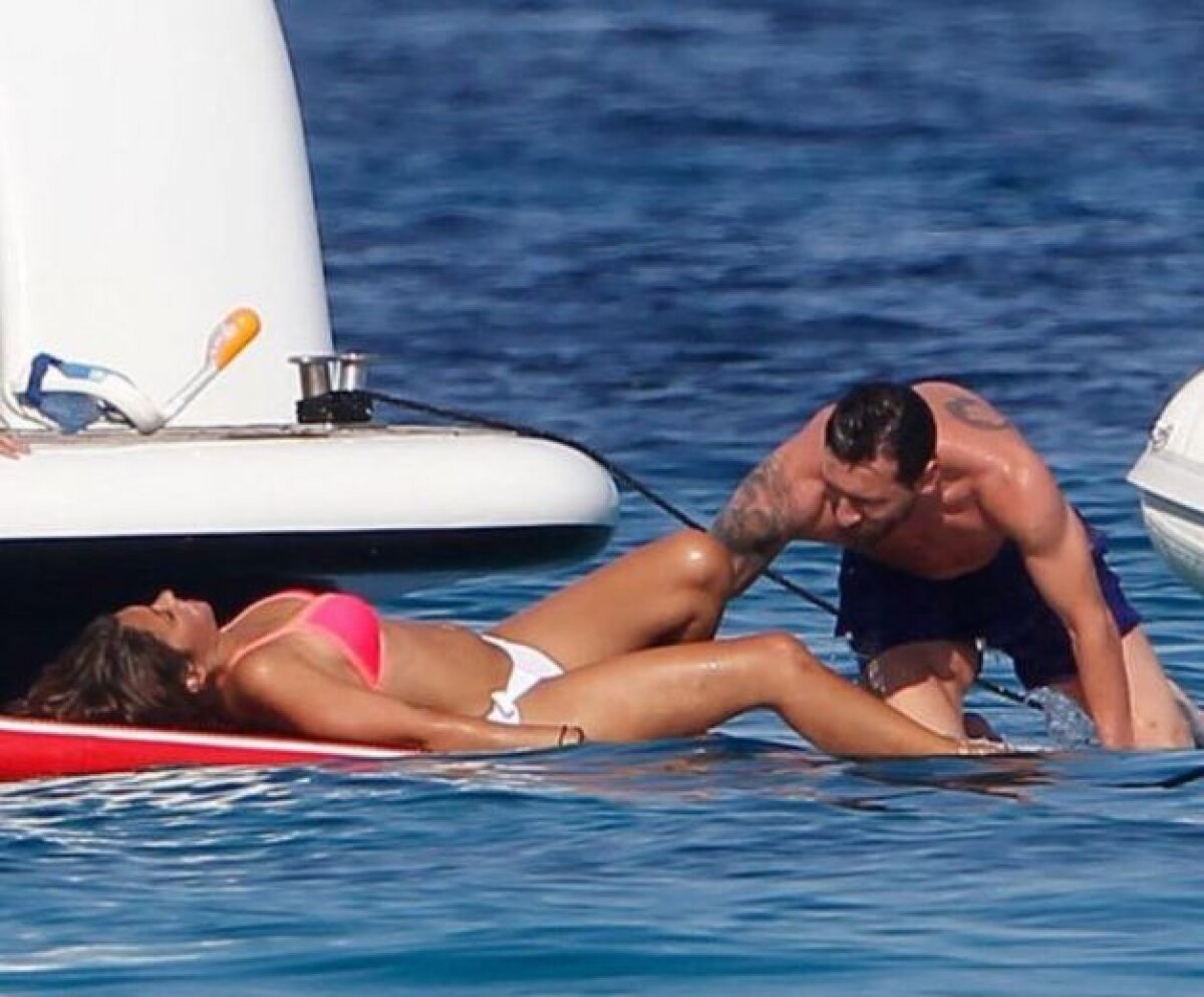 GALERIE FOTO Apariție incendiară a iubitei lui Messi » Antonella Roccuzzo a făcut senzație pe plajă în Ibiza