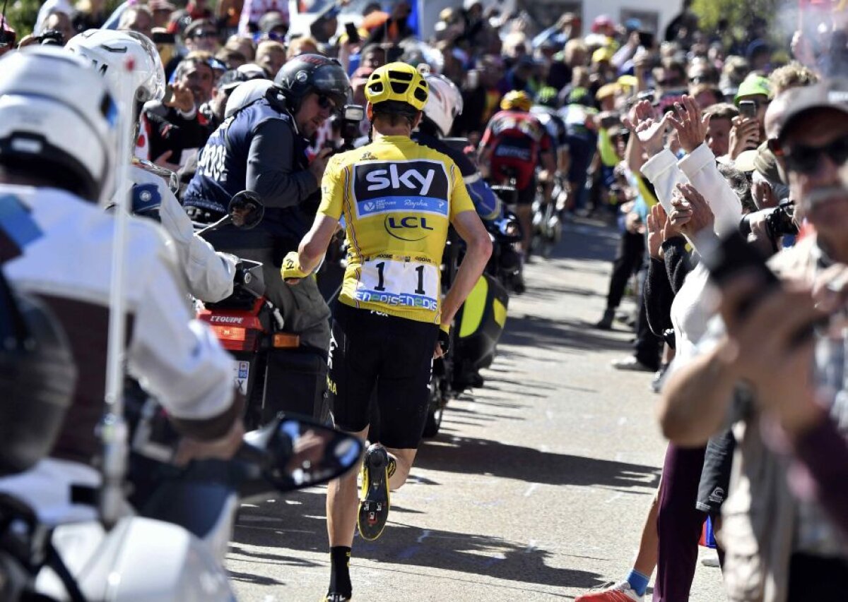 VIDEO INCREDIBIL! Evenimente stupefiante în Turul Franței! Liderul Chris Froome a fost dărâmat de pe bicicletă și a început să alerge pe cățărare!