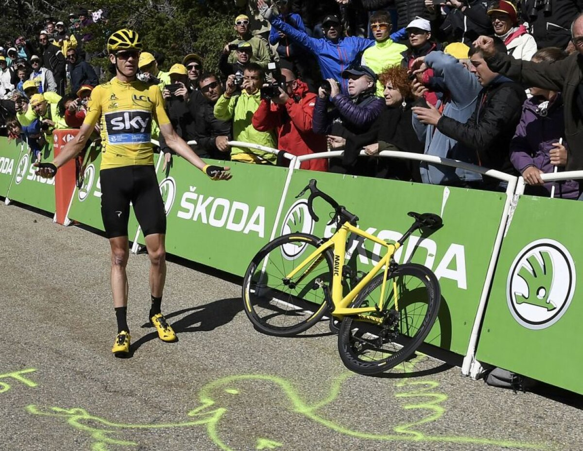 VIDEO INCREDIBIL! Evenimente stupefiante în Turul Franței! Liderul Chris Froome a fost dărâmat de pe bicicletă și a început să alerge pe cățărare!