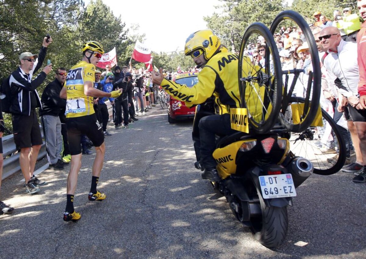 VIDEO INCREDIBIL! Evenimente stupefiante în Turul Franței! Liderul Chris Froome a fost dărâmat de pe bicicletă și a început să alerge pe cățărare!