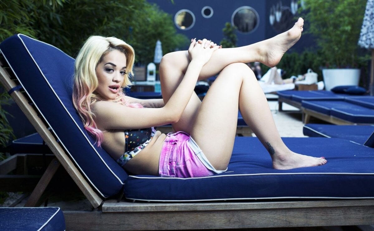 FOTO Cu Ora în Muntenegru » Rita Ora se distrează în vacanță cu un campion din Formula 1