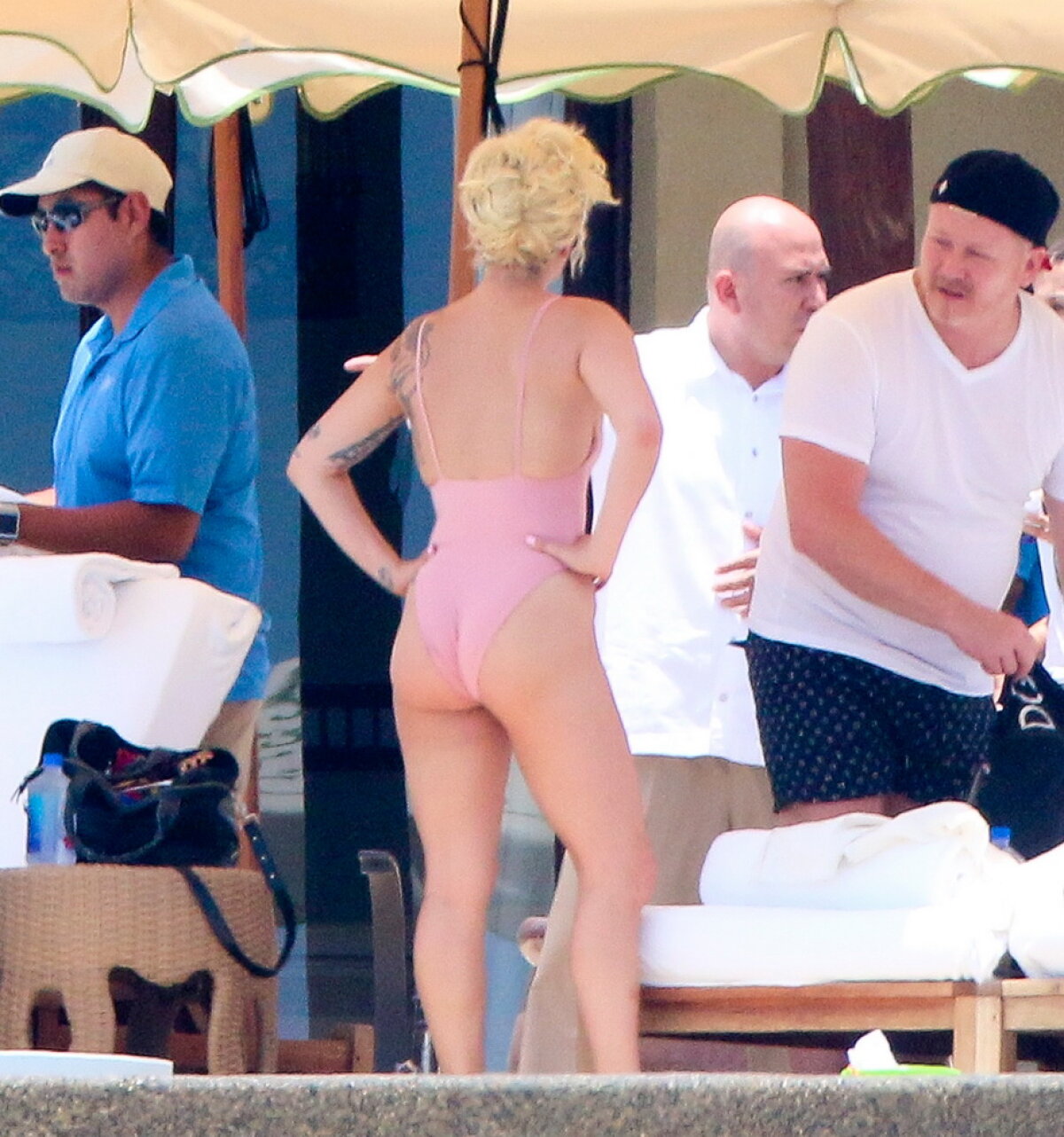 GALERIE FOTO » Lady Gaga este într-o formă de zile mari! Apariţie superbă la plajă