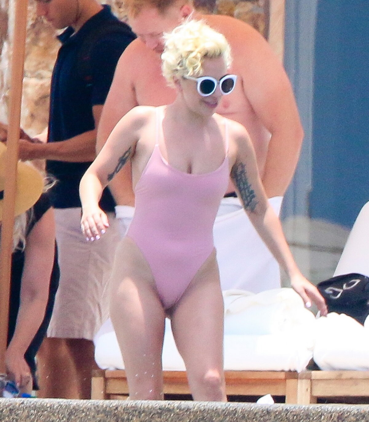GALERIE FOTO » Lady Gaga este într-o formă de zile mari! Apariţie superbă la plajă