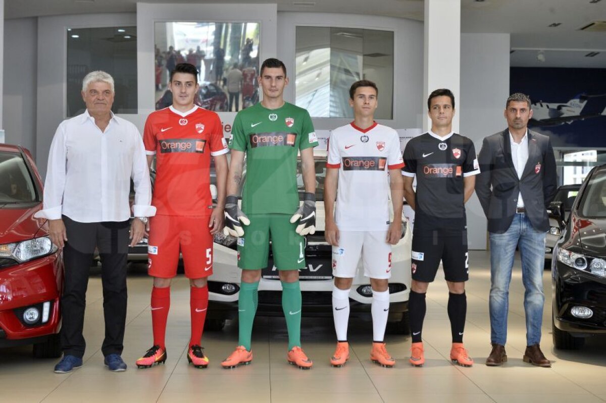 VIDEO + FOTO Dinamo are echipament după modelul Lewandowski » Cum arată tricourile prezentate azi